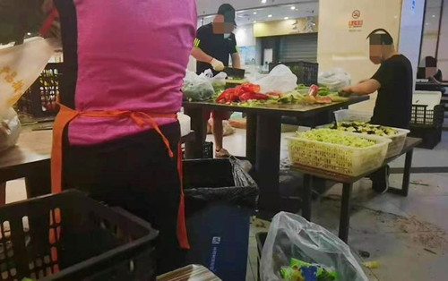 菜筐下爬蟑螂，垃圾桶旁放食材，一些美食城卫生堪忧
