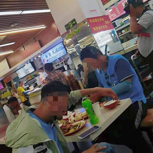 菜筐下爬蟑螂，垃圾桶旁放食材，一些美食城卫生堪忧
