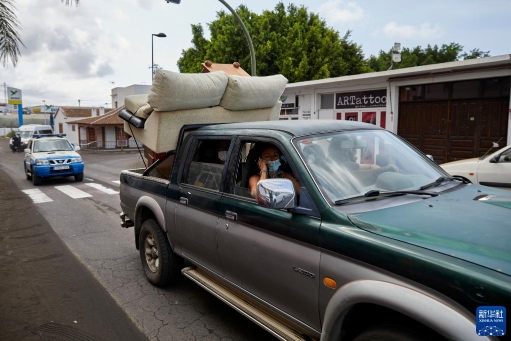 西班牙拉帕尔马岛火山猛烈喷发 大批民众紧急撤离
