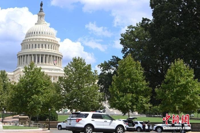 当地时间8月19日,一名男子驾驶黑色皮卡至国会图书馆前,并声称车上有炸弹。该事件导致美国国会大厦周边街道封锁,警方还疏散了周边国会办公楼和联邦最高法院里的工作人员。图为警方在美国会大厦西侧广场警戒。 <a target='_blank' href='http://www.chinanews.com/'><p align=