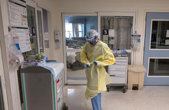 美媒：美国今年新冠死亡人数已超去年总和